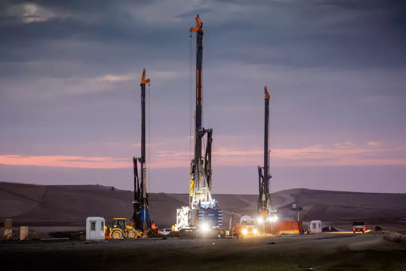 Eine ganze Flotte von Bauer-Drehbohrgeräten, Rammgeräten und Mischanlagen ist für die neue Schnellbahntrasse in Zentralanatolien im Einsatz. 