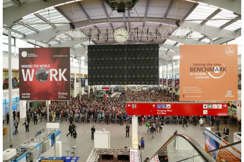 Montagmorgen auf der bauma. Noch 10 Minuten bis zum Messestart um 9.30 Uhr. Die Halle ist bis zur Schranke proppenvoll, der Vorplatz, das Parkhaus, die Straßen und die U-Bahn ebenso. Und der Ansturm ließ nicht nach bis zum Abhupen am Sonntagnachmittag.