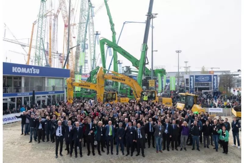 Das gesamte Komatsu-Team auf einem Foto.