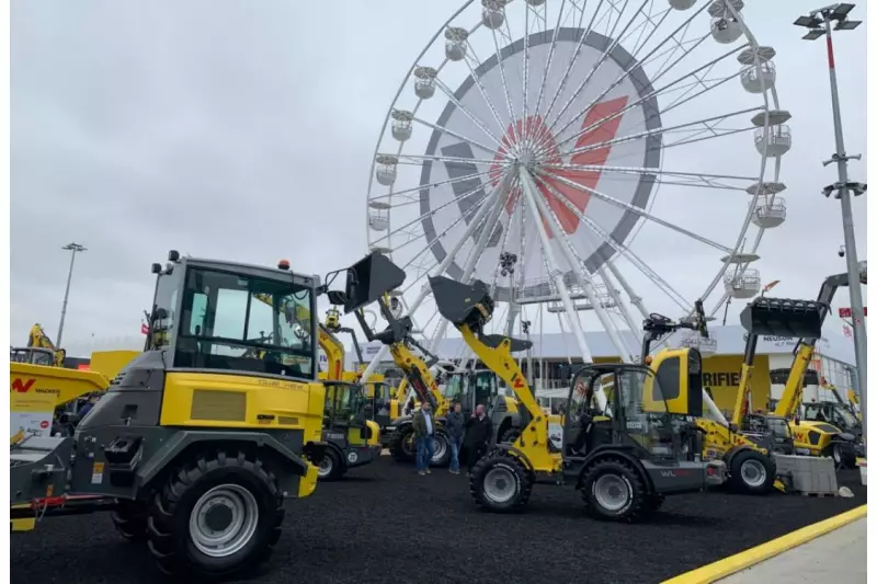 Ein „zero emission Boulevard“ führte durch den Messestand von Wacker Neuson und zeigte das gesamte Sortiment an Akkugeräten sowie Elektro-Radladern, Elektro-Dumpern und Elektro-Minibaggern. Aber auch das nahezu unübersehbare Riesenrad weckte bei den Messebesuchern großes Interesse.