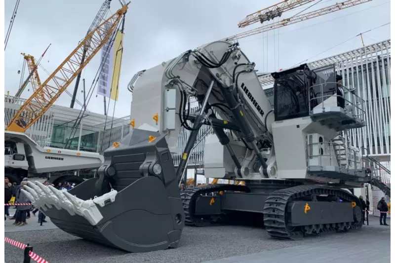 Leiser Riese. Ein 850 kW-Elektromotor treibt den 210 t-Bagger R 9200 E an. Mehrfach täglich fanden Vorführungen statt am Liebherr bauma-Messestand.