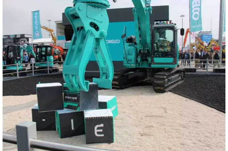 Bei Kobelco haben Teddybären schweres Gerät bedient? Natürlich nicht: Die Maschine wurde via 