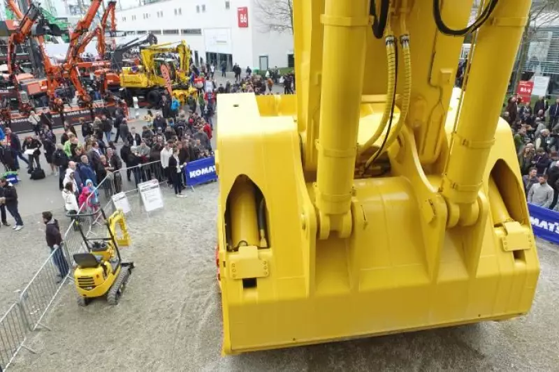 Blick aus der Kabine des Komatsu PC 7000. Der Großbagger wiegt rund 670 Tonnen, mit dem Hochlöffel hebt er 65 Tonnen auf einmal. Angetrieben von zwei mal 1700 PS, gehörte die Maschine zu den Highlights auf der Bauma.