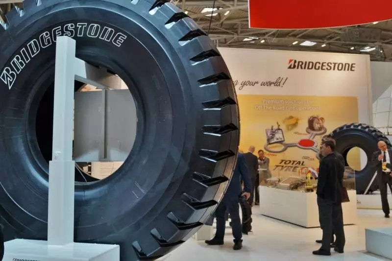 Bridgestone präsentierte bewährte und neue Reifen- und Gummiketten-Konzepte.