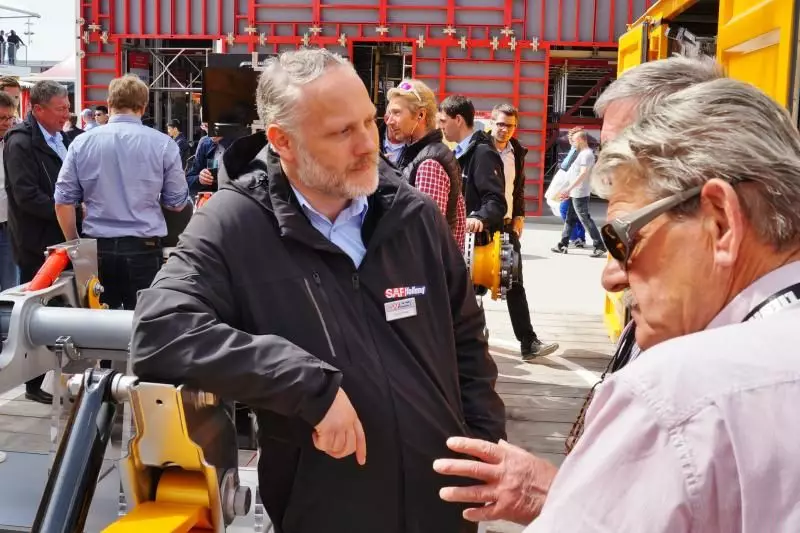 Vincent Koel (li) von SAF Holland im Kundengespräch.