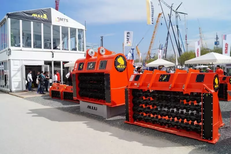 Allu‘s M-Serie Brecherlöff¬el erwecken großes Interesse bei der produzierenden Industrie und im Bergbau. Zum ersten Mal präsentierte der Hersteller diese Monster Brech- und Siebschaufel nun auf der Bauma.