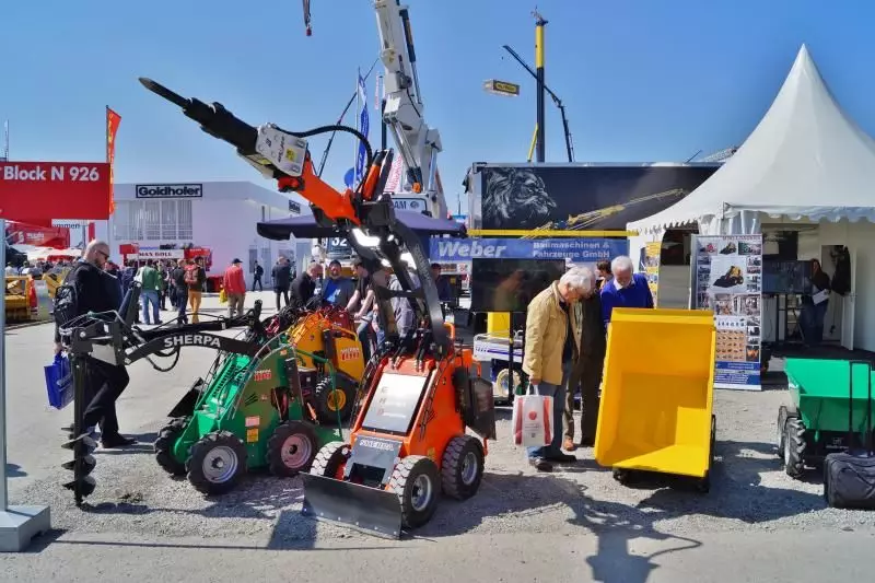 Der Hersteller Weber Baumaschinen führte unter anderem den neuen Abbruchroboter Sherpa 100 EHD vor.