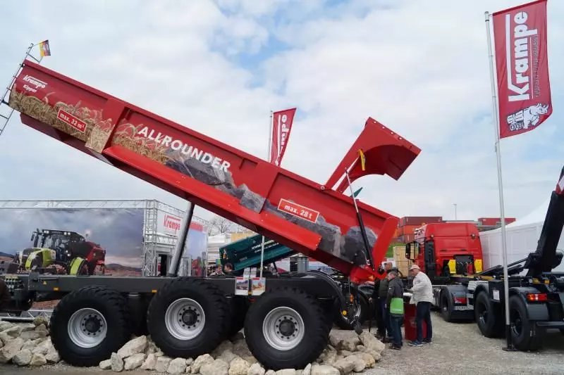 Mit dem SK 800 bringt Krampe seinen ersten Schwerlastkipper auf den Markt, der serienmäßig mit einer Luftfederung ausgestattet ist. Sand- und Kieskipper für den Schlepperzug gehören seit vielen
Jahren zum gewohnten Bild auf Autobahnbaustellen und bei Erdarbeiten im schweren Gelände. Auch im Krampe Produktportfolio sind diese Kipper nicht mehr wegzudenken und werden nun mit der Tridem-Ausführung SK 800 vervollständigt.
