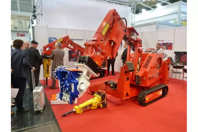 Das Unternehmen Top Tec aus München ist bekannt für ferngesteuerte Abbruchbagger und zeigte auf
der Bauma maßgeschneiderte Modelle.