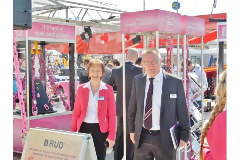 Marina Grupp (Marketing) und Hermann Kolb (Leiter Gesamtvertrieb) RUD Ketten waren erfreut
über die gute Resonanz am Messestand.