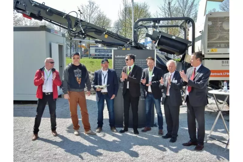 Maschinenübergabe auf der Bauma. Metso Händler Fischer-Jung aus Annsdorf an Firma Bierbrauer und Sohn. V.l.: Hugo von Benthen, Karl Werner Bierbrauer, Ralph Philippen, Adrian Wood, Thorsten Plew, Egon Plew und Rudi Piers.