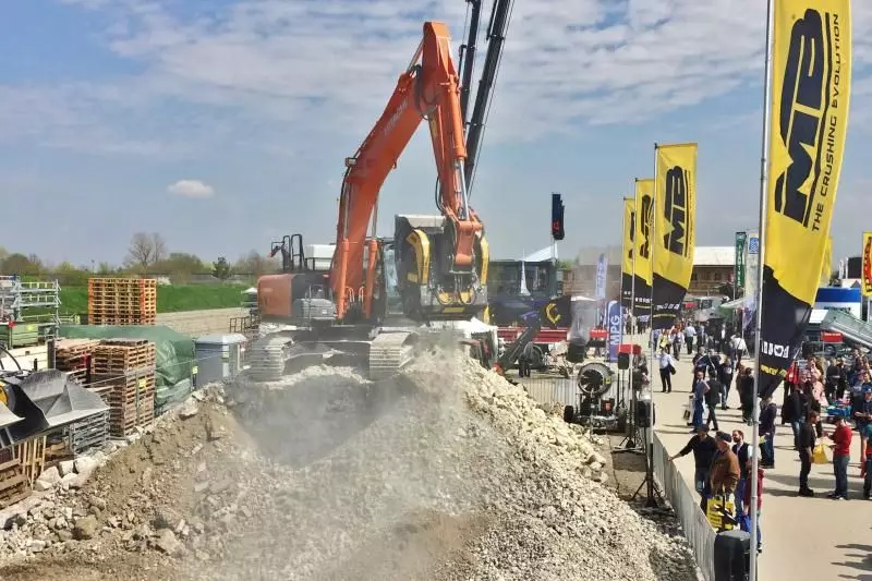 In einer Demonstration zeigte die Firma MB Crusher, was ihre Anbaugeräte leisten können.