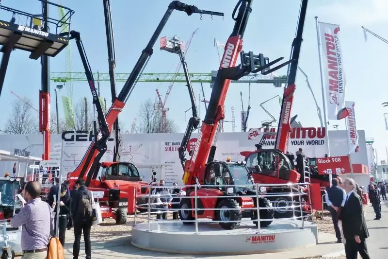 Die Manitou Gruppe ist in 140 Ländern vertreten und beschäftigt rund 3.214 Mitarbeiter. Eine Auswahl
seiner über 400 Modelle präsentierte das Unternehmen an seinem Stand.