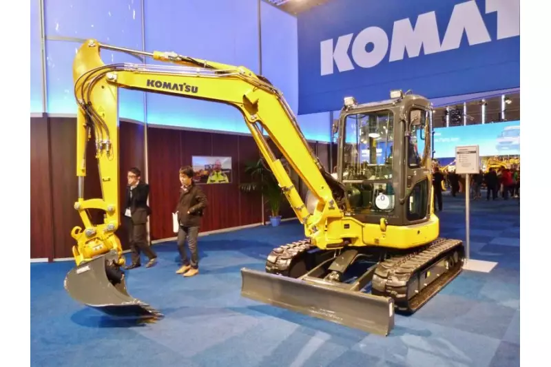 Der Kurzheckbagger PC55MR-3 von Komatsu ermöglicht mit seinen kompakten Abmessungen auch dort noch ein sicheres Arbeiten, wo ein herkömmlicher Bagger nicht mehr eingesetzt werden kann.