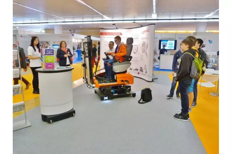 Am Stand des Unternehmens Kiesel in der Halle B0 konnte jeder sein Talent als zukünftiger Maschinenführer austesten.