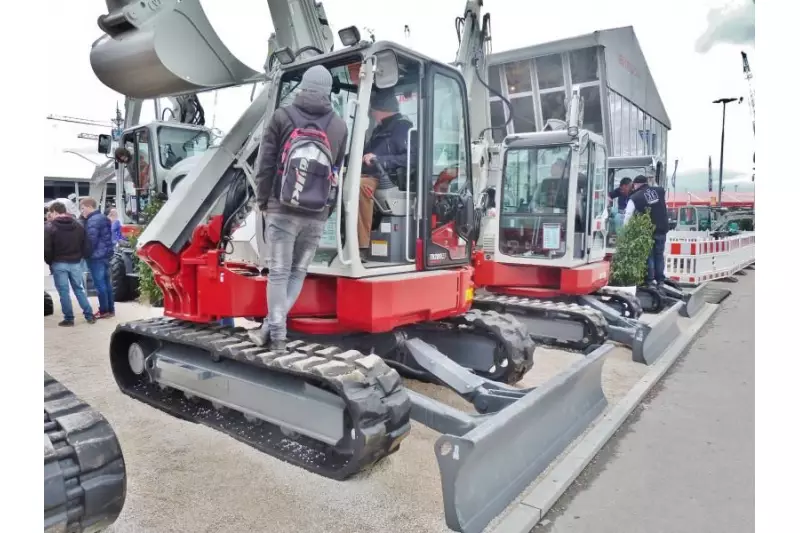 Das Angebot zum „Probesitzen“ wurde bei Takeuchi von vielen Besuchern sichtlich begeistert angenommen.