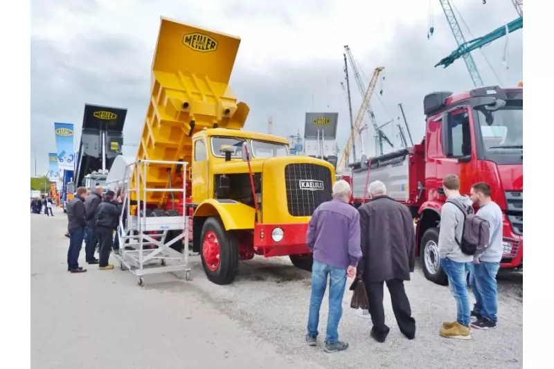 Einen Oldtimer aus seinem Produktportfolio zeigte Meiller Kipper und stieß damit auf großes Interesse.