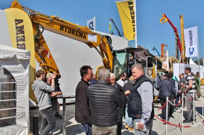 Martin Werthenbach, Geschäftsführer des Unternehmens Hydrema, im Gespräch mit Besuchern des Standes.