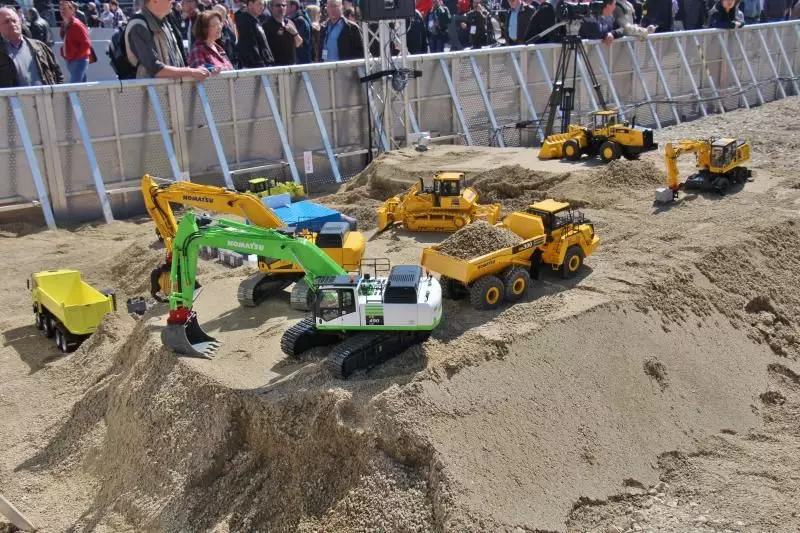 Auf dem Demogelände von Komatsu konnte man die Maschinen auch als Miniatur bestaunen.