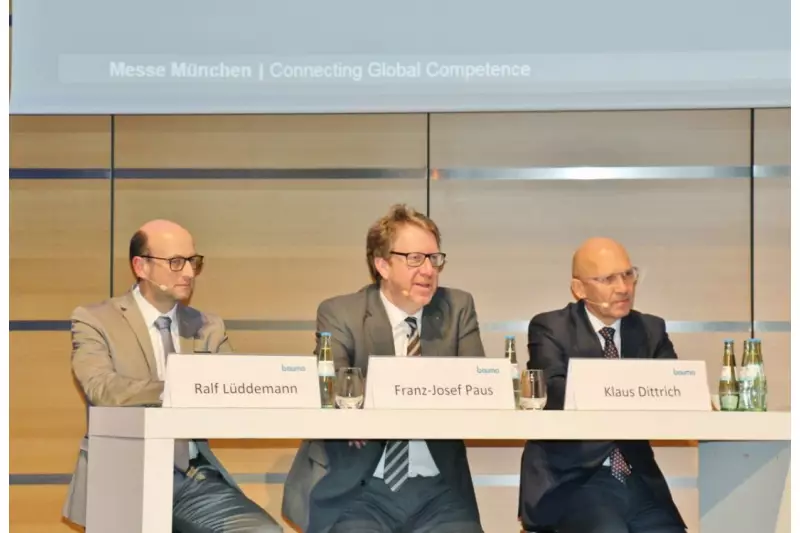 (V.l.) Ralf Lüddemann, kaufmännischer Leiter der Leonhard Weiss GmbH & Co. KG und Vorsitzender des HDB Geräteausschuss, Franz-Josef Paus, Geschäftsführer der Hermann Paus Maschinenfabrik GmbH und Vorsitzender des VDMA sowie Klaus Dittrich, Vorstandsvorsitzender der Geschäftsführung der Messe München, führten eine Diskussion zum Thema Digitalisierung.