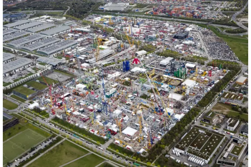 Luftaufnahme der bauma 2016. Das riesige Areal erweitert die Messe München nochmals um Tausende Quadratmeter: von 605.000 m² Ausstellungsfläche auf 614.000 m². Auch die Hallenaufteilung wurde optimiert. Der Geländeplan schafft einen ersten Überblick.