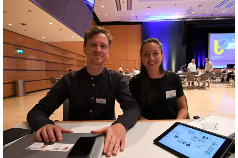 Digitale Innovationen mit Mehrwert kündigte Continental an. Am Tisch: Oliver Heil, Manager Media Relations, und Leonie Zingel, Marketing Communications.