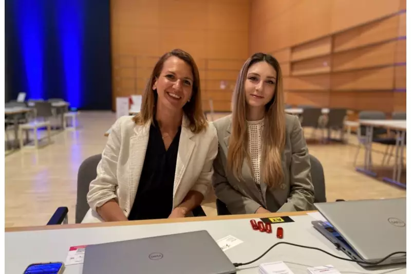 (V. l.) Anne Chatillon und Meg Jacobe haben Yanmars Neuheiten vorgestellt. Der japanische Hersteller bekennt sich zur elektrischen Zukunft und zeigt den Minibagger SV17e.