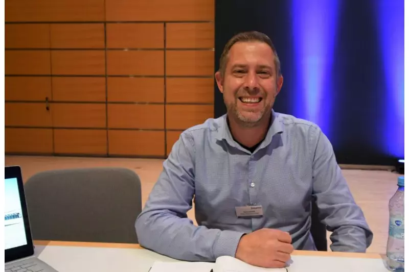 Solarstrom auf die Baustelle bringen die Containeraufsätze von Faber Infrastructure. Mit strahlendem Lächeln empfing uns Sven Leinardi,Vice President Business Development.