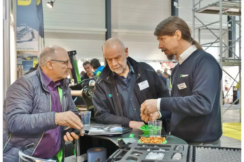 Joachim Schier (r.), Country Manager Deutschland, Österreich und Schweiz Steelwrist, im Gespräch mit zwei Schweizer Interessenten. Die Tiltrotatoren, Schnellwechsler und Anbaugeräte für Bagger des schwedischen Herstellers sind auf jeder Messe sehr gefragt.