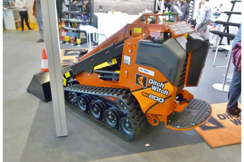 Der Ditch Witch Kompaktlader Sk800 liegt voll im Trend. Mit einer Spurenbreite von 0,91 bis maximal 1,07 m eignet er sich besonders gut für beengte Baustellen.