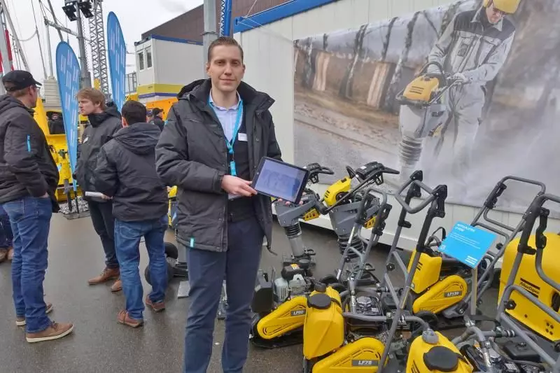 Volker Zettel, Geschäftsbereichsleiter leichte Baumaschinen bei Atlas Copco, demonstrierte die einfache und übersichtliche Bedienung des neuen Onlineshops. Premiere auf der Baumag.