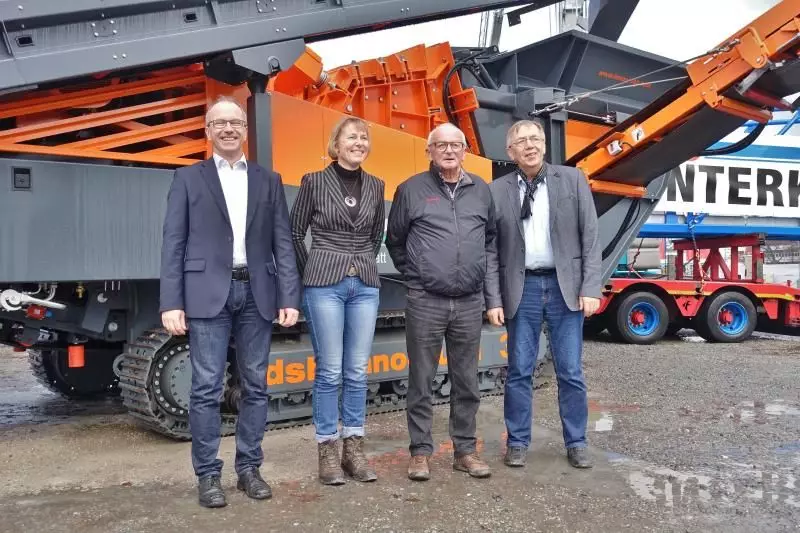 Unterstützung an ihrem Stand im Freigelände erhielten Heike und Heinz Giegold (Firma Giegold Recyclinganlagen) von Dieter Durstmüller, Geschäftsführer Dsb Innocrush (im Bild links), und Alexius J. Leiblein, Geschäftspartner für Wasseraufbereitung in der Schweiz (im Bild rechts).  