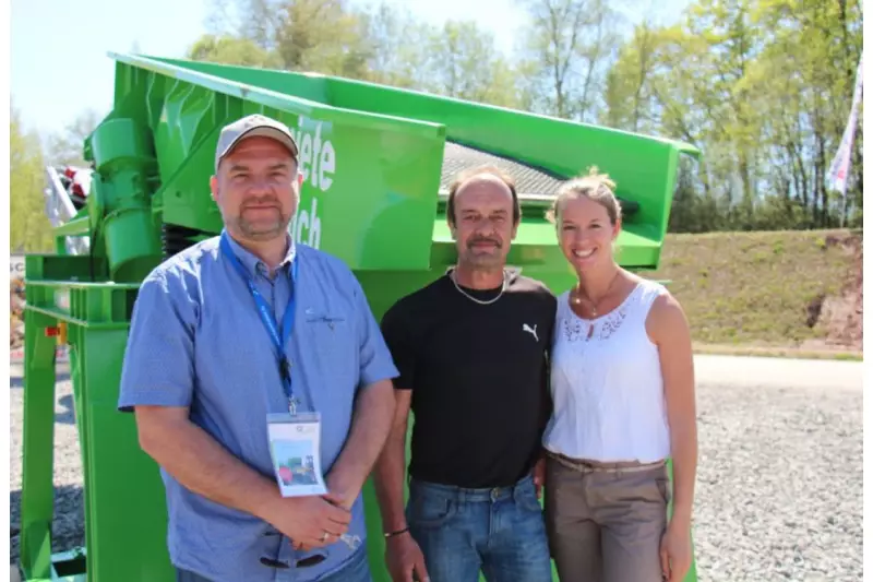 Alexander Klöckner, Geschäftsführer Klöckner Siebmaschinen, mit Günther  Loy, Geschäftsführer BIG Baumaschinen, und dessen Tochter Christina Loy.