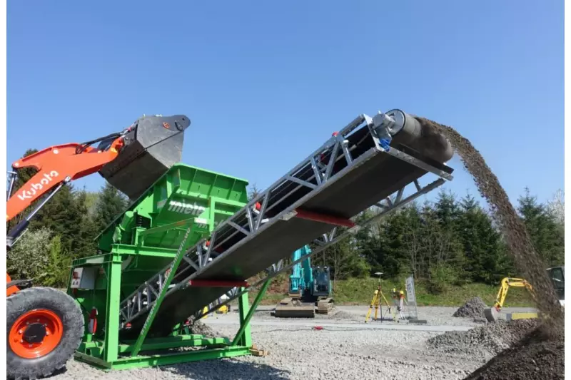 Ob Direktaufgabe mit dem Bagger bzw. Radlader oder hinter den Bunker bzw. Brecher geschaltet: Die KS 3012 ist hunderfach bewährt in Preis, Qualität und Leistung. Durch ihre Maße und den robusten Aufbau kann sie unkompliziert transportiert werden.