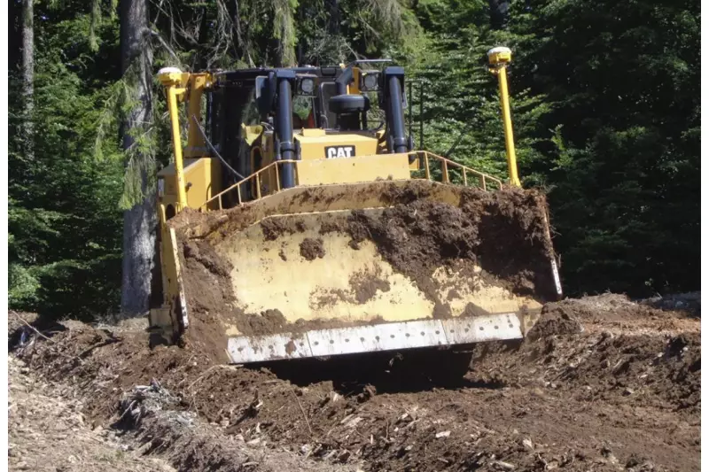 Junge Maschinen mit modernster Ausstattung zählen zum Standard des BBL Mietparks. Hier ein Cat D8 Dozer mit GPS.