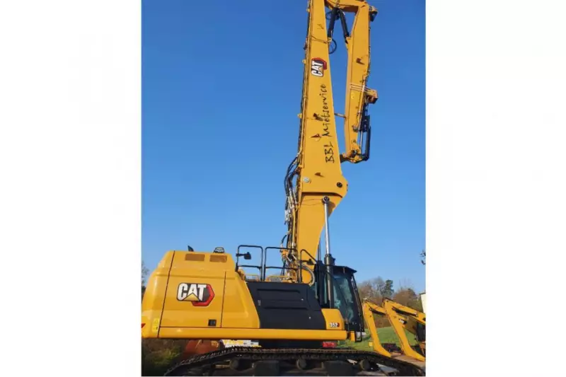 Mit dem Erfolg wachsen auch die Maschinen. Neueste Investition ist der 28-m-Longfrontbagger Cat 352 Next Gen UHD mit 69 t, den BBL Mietservice bis zur Baustelle liefert.