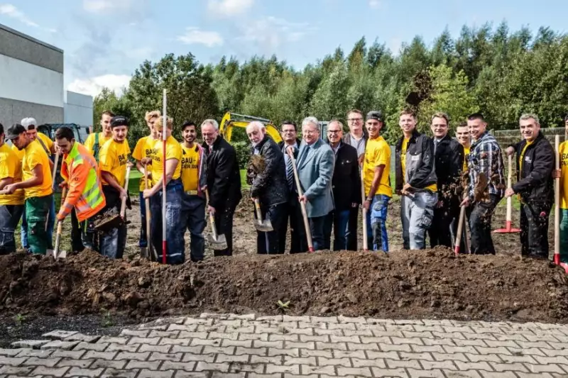 Angehende Bauwerksmechaniker übernahmen den ersten Spatenstich für das Informationszentrum im ABZ Hamm gemeinsam mit Vertretern des Fachverbandes, des Museumsvereins und des Berufsförderungswerks der Bauindustrie NRW. Foto: ABZ Hamm