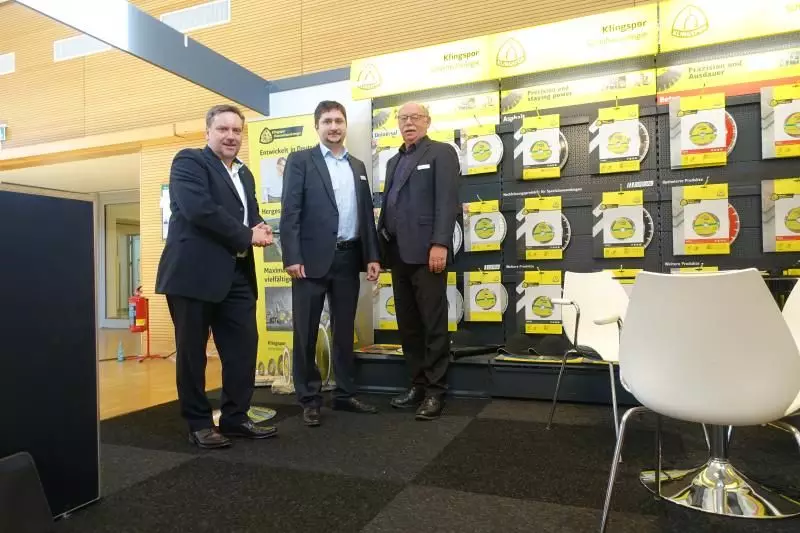 Infos rund um die Themen Trennen, Schleifen, Fräsen und Polieren erhielt man beim Team von Klingspor (v.l.): André Päpenmöller, Vertrieb Deutschland, Anton Bodrin, Business Development Manager, und Wolf-Dietrich Pflaumbaum, Senior Executive.