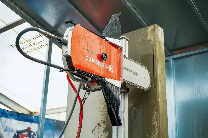 Auch Husqvarna überzeugte mit seinen Vorführungen. Die WSC 40, ein Kettensägenanbaugerät für die Wandsägen WS 482 HF und WS 440 HF, verhindert Überschnitte bei Wandsägearbeiten. Quelle: Treffpunkt.Bau