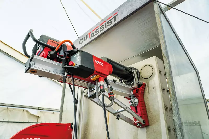 Bei Hilti liefen die Live-Demonstration rund: Mit dem DD AF-CA kann das Kernbohrgerät DD 250-CA so umgerüstet werden, dass der Bohrprozess im „Cut Assist“-Modus nahezu autonom abläuft. Quelle: Treffpunkt.Bau
