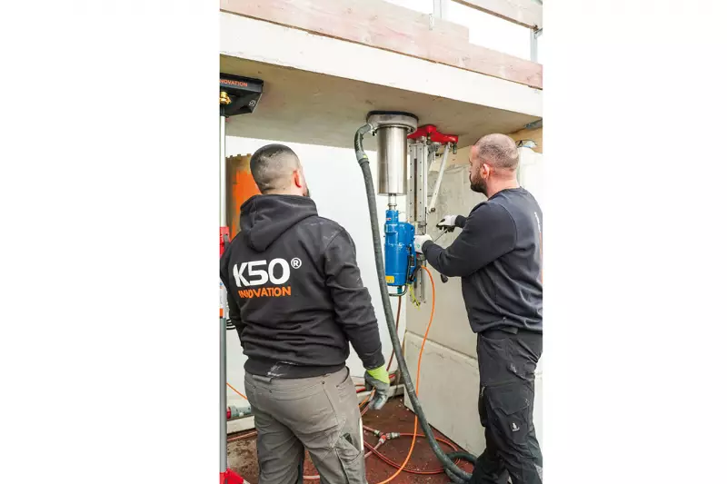 So kann Überkopfbohren mit dem richtigen Equipment aussehen: Mit dem Wassersammelring und der Multibefestigungsplatte von K50 Innovation bleibt nicht nur das Ergebnis sauber, sondern der gesamte Prozess. Quelle: Treffpunkt.Bau