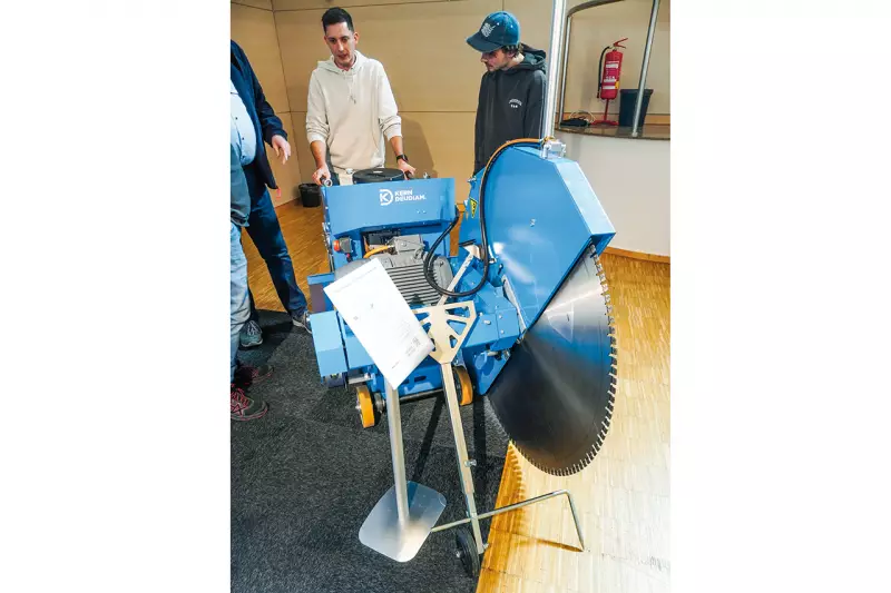 Mit dem Elektro-Fugenschneider KDF1200-E hat Kern-Deudiam jüngst seine Fugenschneider-Familie erweitert. Das handgefertigte Modell bietet eine intuitive Bedienung sowie elektrische Vorschub- und Zustellfunktionen. Quelle: Treffpunkt.Bau