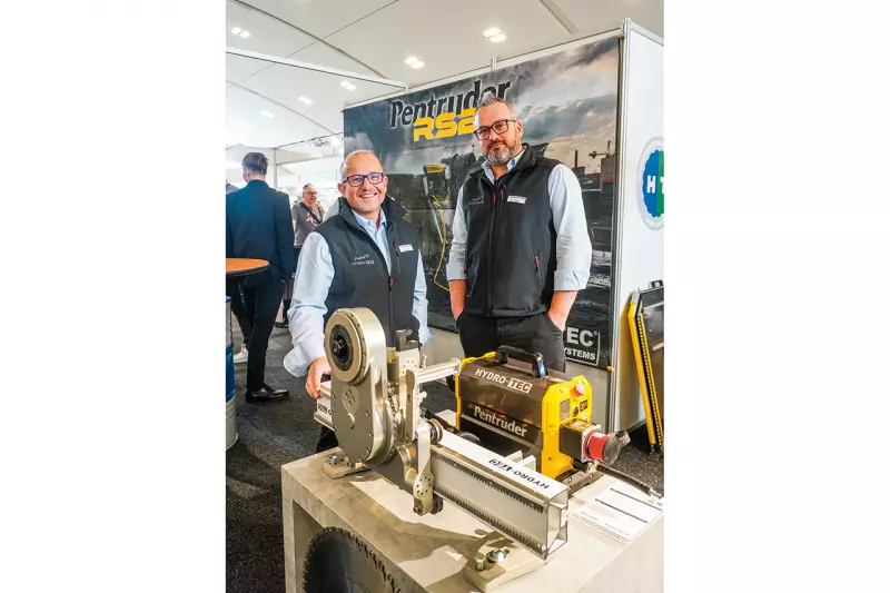 Die Geschäftsführer Dieter Buth (li.) und Carsten Keller vertraten Hydro-Tec auf der BeBoSa. Seit über 25 Jahren entwickelt und produziert das Unternehmen Technik für die professionelle Betonbearbeitung. Quelle: Treffpunkt.Bau