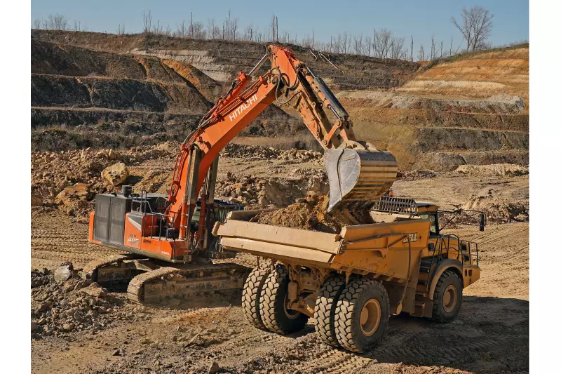 Perfect Match: Schnelle 7 – 8 Ladespiele benötigt der Großbagger Hitachi ZX490 LCH-7 mit 3,2-m³-Tieflöffel zum Beladen des Bell B45E 4x4.