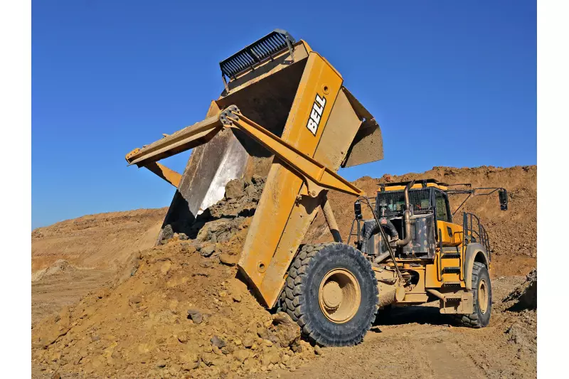Dank serienmäßiger Muldenheizung und 55°-Kippwinkel bewährt sich die flache Gesteinsmulde des Bell B45E 4x4 auch beim Abkippen bindigen Abraums auf Halde.