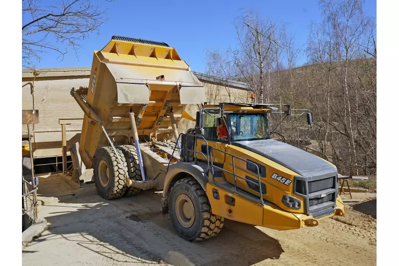 Der Bell B45E 4x4 am 60-m³-Aufgabebunker des Ostrauer Vorbrechers.
