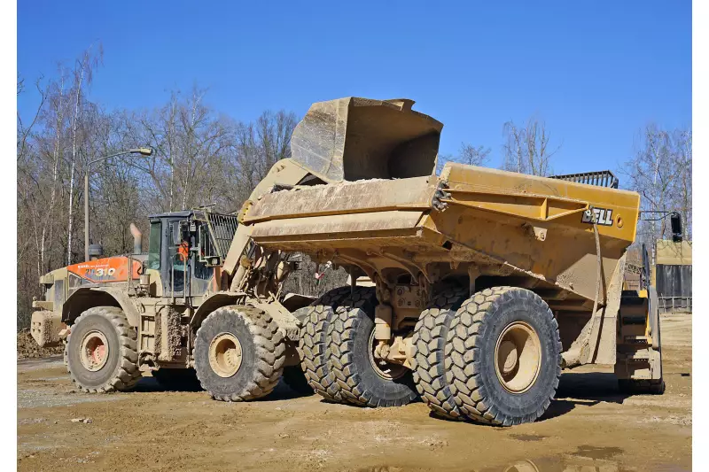 Leistung im Paket: Als Teil der Kiesel-Systemlösung ist der Bell B45E 4x4 auch auf den 4,5-m³-Großradlader Hitachi ZW310 sehr gut abgestimmt.