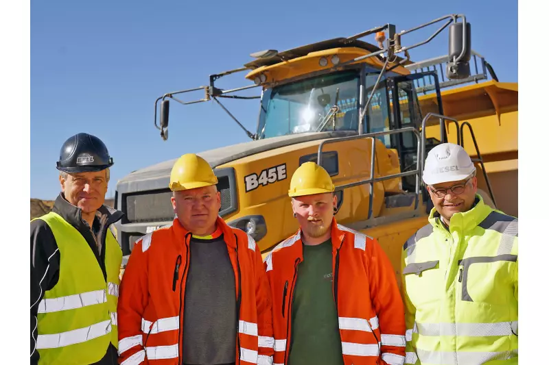 Ortstermin (v. l.): Bell-Verkaufsleiter Andreas Reinert, Werkstattleiter Enrico Hoffmann, Fahrer/Techniker Sebastian Fuchs, beide Kalkwerke Ostrau, sowie Kiesel-Gewinnungsexperte Walter Michels.