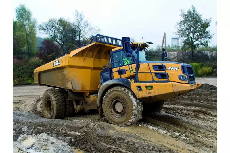 Schweres Gelände in Haldenbereichen oder bei Neuaufschlüssen meistert der knickgelenkte 4x4 besser als konventionelle Starrkipper.