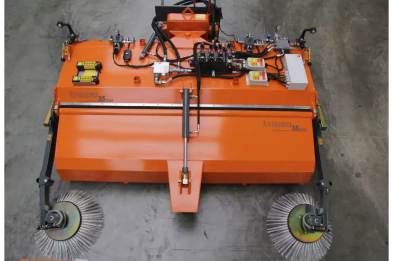 Anbau-Kehrmaschine Bema 35 Dual in Vollausstattung und mit Steuereinheit zur Funkfernbedienung.